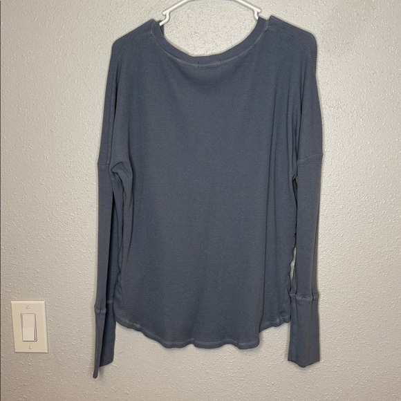 Mododoc Long Sleeve Blue Thermal V-Neck Top Size Medium - Picture 7 of 7